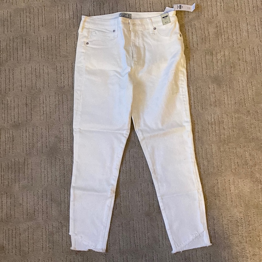 NWT Abercrombie High Rise Ankle jean size 29 Short